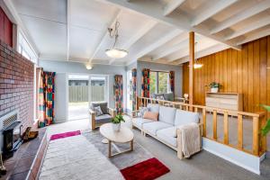 Mid Century Oasis - Hastings Holiday Home