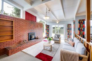 Mid Century Oasis - Hastings Holiday Home