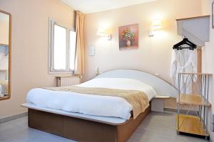 Hotels Hotel De Rosny : photos des chambres