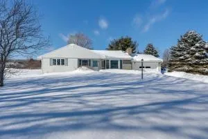 Deck and Fire Pit Cozy Escape in Morrisville! - New Woodstock