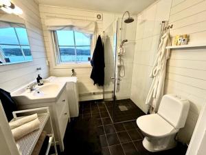 Coastal gem with beach, wooden sauna & canoes