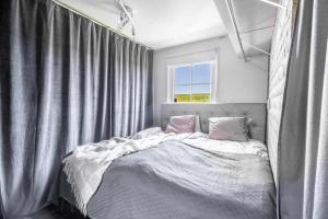 Coastal gem with beach, wooden sauna & canoes