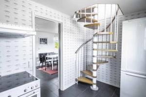 Coastal gem with beach, wooden sauna & canoes