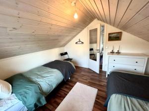 Coastal gem with beach, wooden sauna & canoes