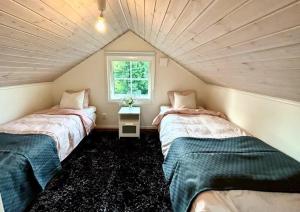 Coastal gem with beach, wooden sauna & canoes