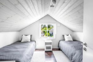 Coastal gem with beach, wooden sauna & canoes