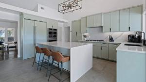 Upstay Modern Home Near Golf Course and Downtown