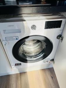 2 have fun in Huntingdon entire flat