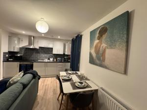 2 have fun in Huntingdon entire flat