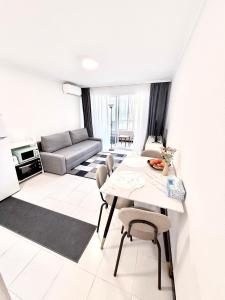 Apartment with pool, near the see