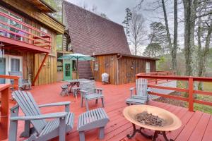 A-Frame Cabin with Spacious Yard in Tellico Plains! - 3hvězdičkové hotely ve městě Tellico Plains