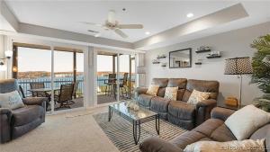 Gourgeous lake views, amazing susets, on main channel