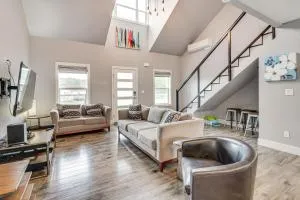 1 Mi to Oregon Dunes Quiet Getaway with Deck - Lakeside