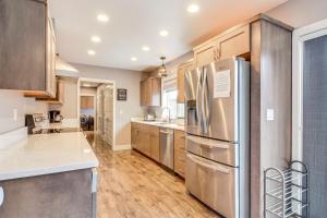 1 Mi to Oregon Dunes Quiet Getaway with Deck