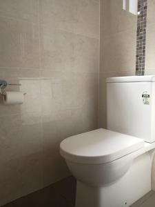 Baulkham Hills Deluxe king room with air-con private bathroom and entrance