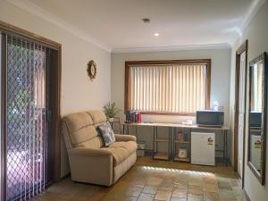Baulkham Hills Deluxe king room with air-con private bathroom and entrance