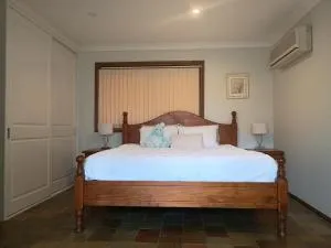Baulkham Hills Deluxe king room with air-con private bathroom and entrance - Beecroft