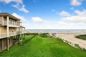 BEACHFRONT with DECK Hot Tub and View and Cargo Lift Sleeps 14