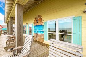 BEACHFRONT with DECK Hot Tub and View and Cargo Lift Sleeps 14