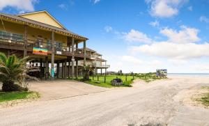 BEACHFRONT with DECK Hot Tub and View and Cargo Lift Sleeps 14