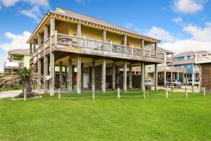 BEACHFRONT with DECK Hot Tub and View and Cargo Lift Sleeps 14