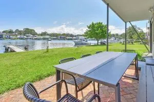 Balmoral Waterfront Escape at Lake Macquarie - Rathmines