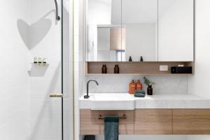 Mod House Ocean Grove- Walk to the shops, cafes, beach and park! Brand new luxury apartment in gated complex