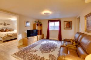 Secluded Elizabeth Apt on 3 Acres Pets Welcome!