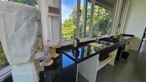 Amplia Casa Privada con Vistas Increíbles al Río