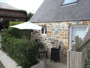 Natural stone cottage with garden and sea view - Kerven