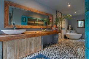 Luxurious Bohemian 4-bedroom open living Villa by Triang Villas