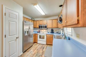 Cozy Couples Getaway with Private Yard in Cameron