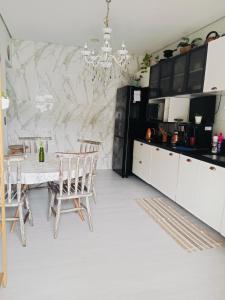 Casa Guarujá Esquina com Beira mar com Piscina grande na Enseada Pé na areia 50 metros