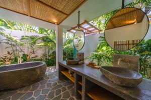 Villa Kauh - Luxury Tropical 5BR Villa Close to Pererenan Beach