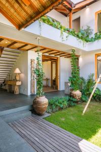 Villa Kauh - Luxury Tropical 5BR Villa Close to Pererenan Beach