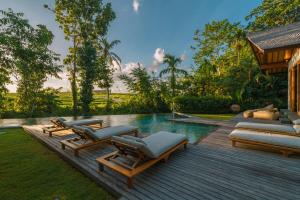 Villa Kauh - Luxury Tropical 5BR Villa Close to Pererenan Beach