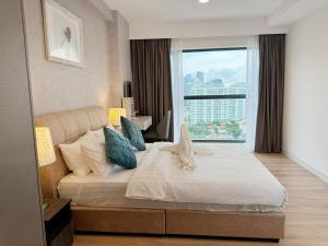 The Atrium at Jalan Ampang by OKBnB - Luxury 3 Bedroom Family Suite with Balcony, 3 mins to KLCC