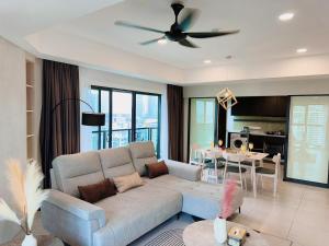 The Atrium at Jalan Ampang by OKBnB - Luxury 3 Bedroom Family Suite with Balcony, 3 mins to KLCC