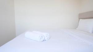 Modern and Homey 2BR at Puncak Kertajaya Apartment By Travelio