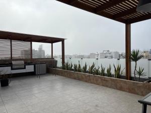 Dormitorio con baño en departamento Miraflores