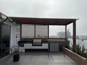 Dormitorio con baño en departamento Miraflores