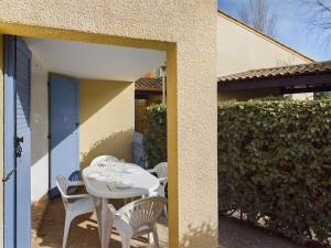 Appartement 2 Pièces RDC avec Terrasse et Parking dans Résidence Sécurisée avec Piscine - FR-1-326-846