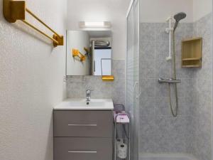 Appartement 2 Pièces RDC avec Terrasse et Parking dans Résidence Sécurisée avec Piscine - FR-1-326-846