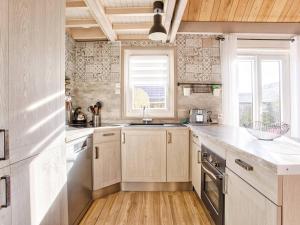 Chalet lumineux avec grand jardin et parking privé à Merville-Franceville-Plage - FR-1-788-55