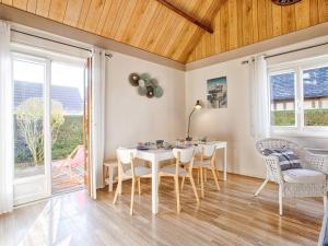 Chalet lumineux avec grand jardin et parking privé à Merville-Franceville-Plage - FR-1-788-55