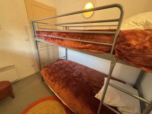 Appartement 3 pièces aux Angles avec balcon et parking - FR-1-593-127