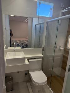 Apto com piscinas e pé na areia