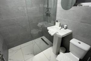 Spacious 4 Bed Home - Sleeps 7 Garden & Parking