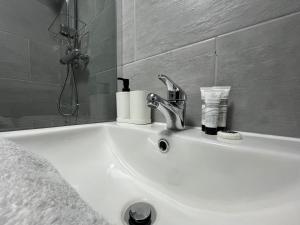 Spacious 4 Bed Home - Sleeps 7 Garden & Parking