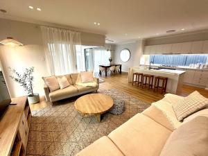 Saltwater House - Opposite the Beach!